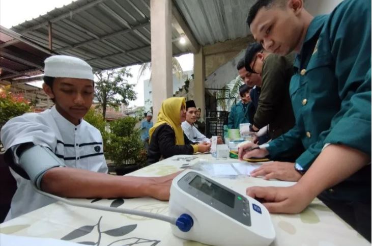 Sejumlah santri mendapatkan layanan cek kesehatan di Pondok Pesantren Hudan, Kecamatan Tarogong Kaler, Kabupaten Garut, Jawa Barat, Senin (10/4/2023). Foto: ANTARA