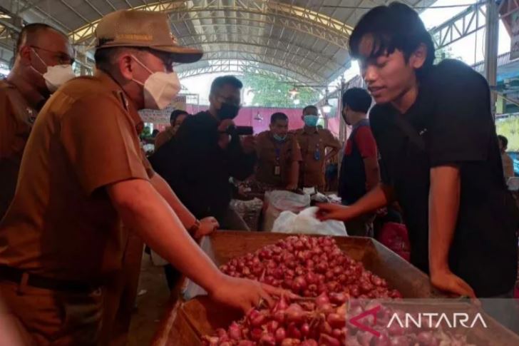 Penjabat Bupati Bekasi Dani Ramdan saat mengecek harga komoditas bahan pokok di Pasar Induk Cibitung beberapa waktu lalu. Foto: ANTARA.