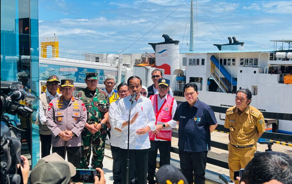 Presiden Jokowi saat meninjau kesiapan mudik 2023 di pelabuhan merak, banten. Foto: akun twitter resmi jokowi