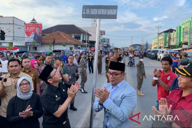 Penjabat Bupati Bekasi Dani Ramdan mendampingi Gubernur Jawa Barat Ridwan Kamil saat meresmikan perubahan nama jalan dari Jalan Cikarang-Cibarusah menjadi Jalan KH. Raden Ma'mun Nawawi di Desa Sukadami, Kecamatan Cikarang Selatan, Selasa (11/04/2023). Fot