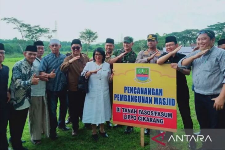 Penjabat Bupati Bekasi Dani Ramdan meresmikan pencanangan pembangunan masjid di tengah kawasan industri Desa Cibatu, Kecamatan Cikarang Selatan, Kabupaten Bekasi, Jawa Barat, Selasa sore (11/04/2023). Foto: NTARA