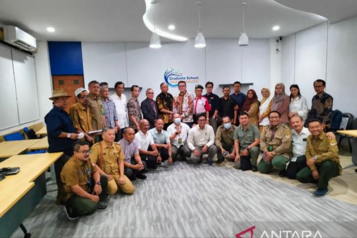 Para peserta diskusi ilmiah soal Kecukupan tutupan hutan dari perspektif Daerah Aliran Sungai (DAS) dan Tata Ruang di Sekolah Pascasarjana Unpad, Bandung, Selasa (11/4/2023). Foto: ANTARA