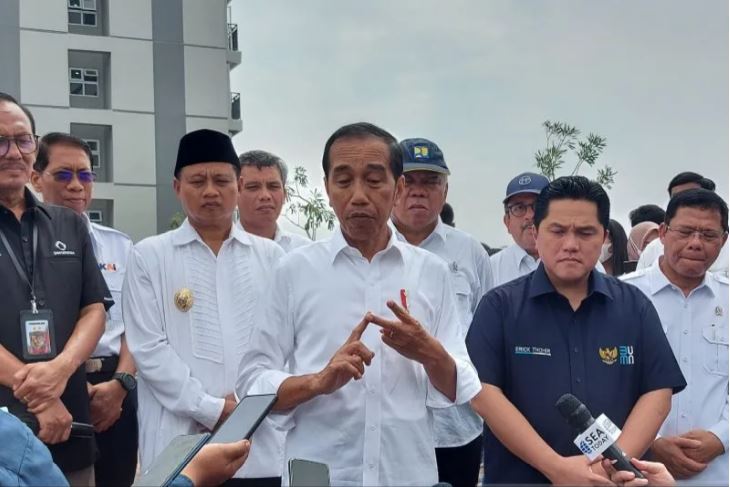 Presiden Joko Widodo usai meresmikan Hunian Milenial untuk Indonesia di Kota Depok, Jawa Barat, Kamis (13/4/2023). Foto: ANTARA.