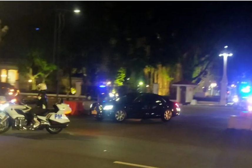 Mobil Presiden Jokowi saat tiba di depan pintu Istana Bogor tepatnya di depan Balai Kota Bogor, Jawa Barat untuk membagi-bagikan kantong sembako atau bansos, Kamis (13/4/2023) malam. Foto : ANTARA/HO/Denpom III/1