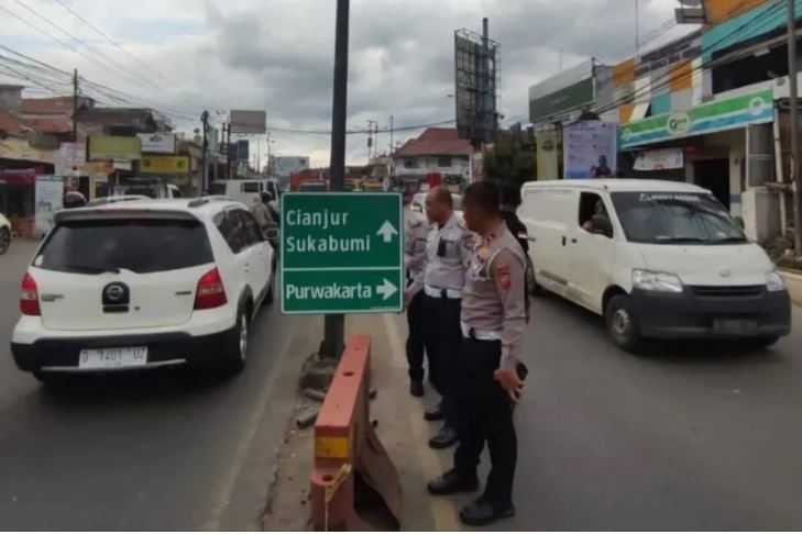 Petugas Dinas Perhubungan Kabupaten Bandung Barat dan Kepolisian memasang rambu pendahulu petunjuk jurusan (RPPJ) portabel di jalanan kawasan Bandung Barat, Sabtu (15/4/2023). Foto: ANTARA