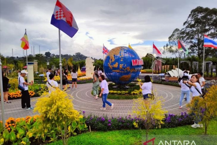 Sejumlah warga berfoto di salah satu spot lokasi wisata Mini Mania Lembang, Kabupaten Bandung Barat, Jawa Barat, Minggu (16/4/2023). Foto: ANTARA