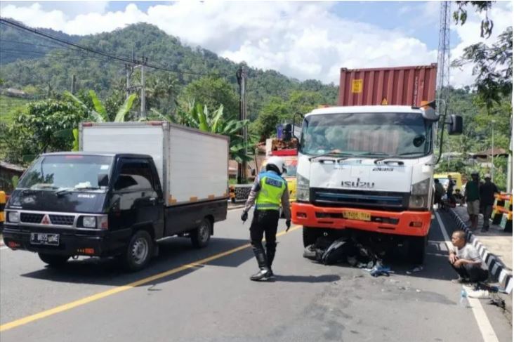 Personel polisi melakukan pengaturan arus lalu lintas di lokasi kecelakaan beruntun kawasan Gentong, Kabupaten Tasikmalaya, Jawa Barat, Minggu (16/4/2023). Foto: ANTARA