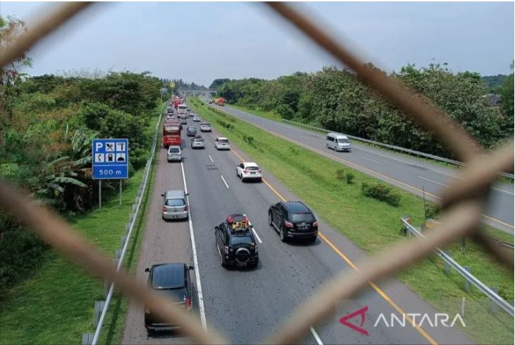 Kendaraan saat akan masuk ke tempat istirahat KM 207 Palikanci Cirebon, Jawa Barat, Selasa (18/4/2023). Foto: ANTARA