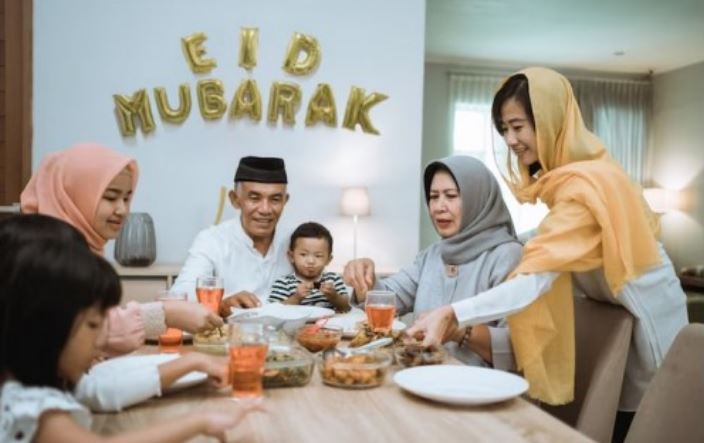 Ilustrasi sebuah keluarga dalam perayaan lebaran. Foto: Freepik