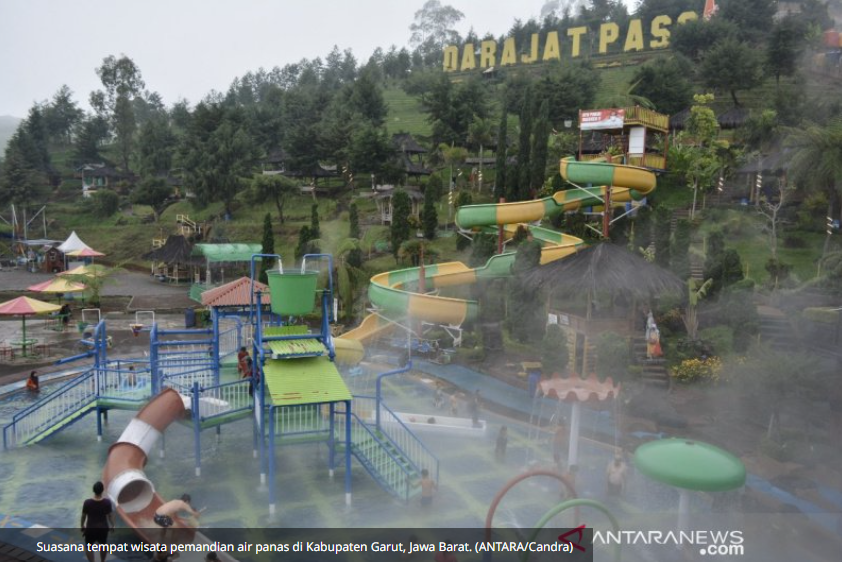 Suasana tempat wisata pemandian air panas di Kabupaten Garut, Jawa Barat. Foto: ANTARA/Candra