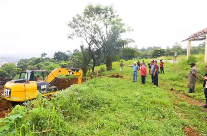 Pelaksana harian (PLH) Wali Kota Bandung Ema Sumarna beserta jajaran memeriksa kesiapan lahan Cicabe untuk digunakan sebagai TPA sementara atas tumpukan sampah Kota Bandung yang mencapai 700 ton selepas lebaran 2023, Sabtu (29/4/2023). Foto: ANTARA