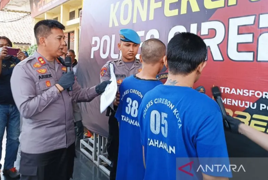 Kapolres Cirebon Kota AKBP Ariek Indra Sentanu menginterogasi dua tersangka pencuri spesialis minimarket lintas provinsi di Cirebon, Jawa Barat, Rabu (10/5/2023). ANTARA/Khaerul Izan.