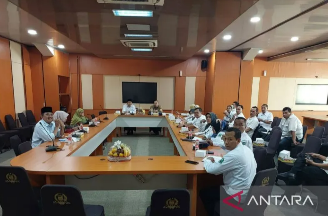 Rapat dengar pendapat Komisi IV DPRD Kabupaten Bekasi bersama Dinas Ketenagakerjaan dan Dinas Pemberdayaan Perempuan dan Perlindungan Anak di Ruang Rapat 1 DPRD Kabupaten Bekasi, Rabu (10/5/2023). (ANTARA/Pradita Kurniawan Syah).