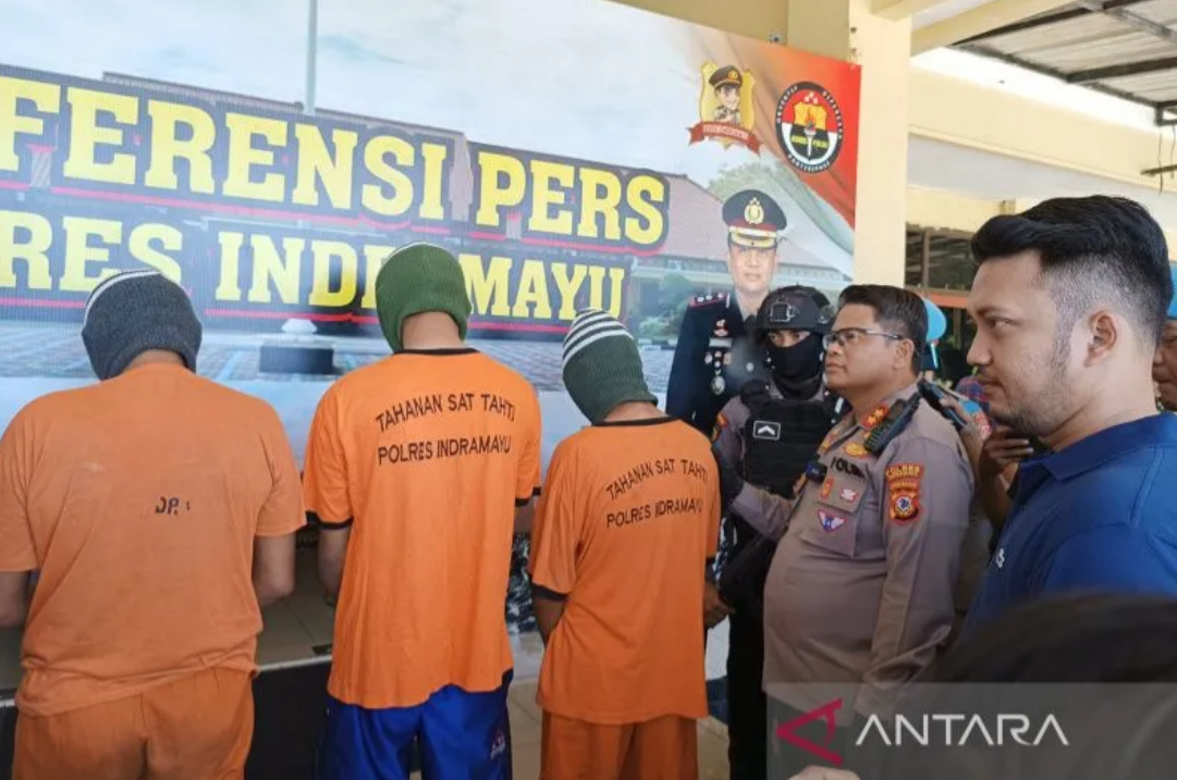 Tiga pelaku tindak kejahatan saat ditunjukkan petugas pada media di Indramayu, Jawa Barat, Jumat (12/5/2023). (ANTARA/Khaerul Izan)
