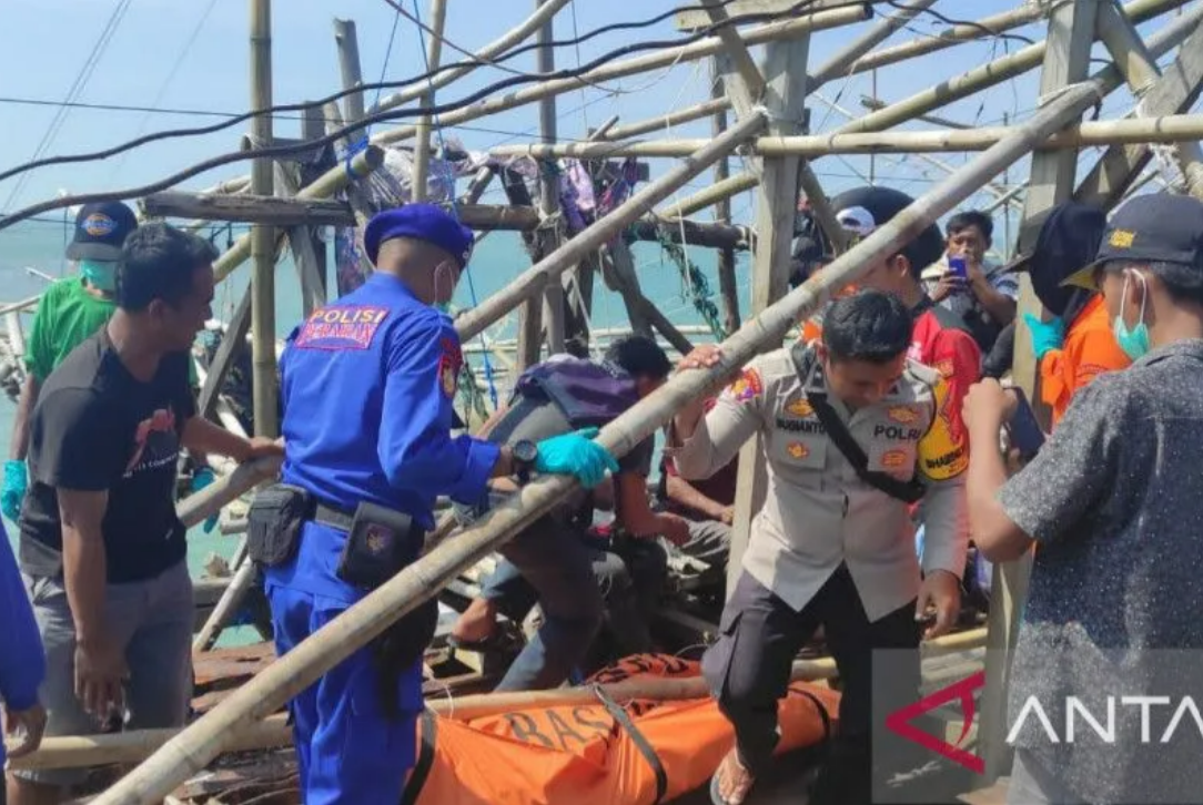 Tim SAR gabungan saat mengevakuasi jasad nakhoda yang tenggelam di Pantai Muara Cikaso, Desa Buniasih, Kecamatan Tegalbuleud, Kabupaten Sukabumi, Jabar pada Jumat (12/5/2023). ANTARA/Aditya Rohman