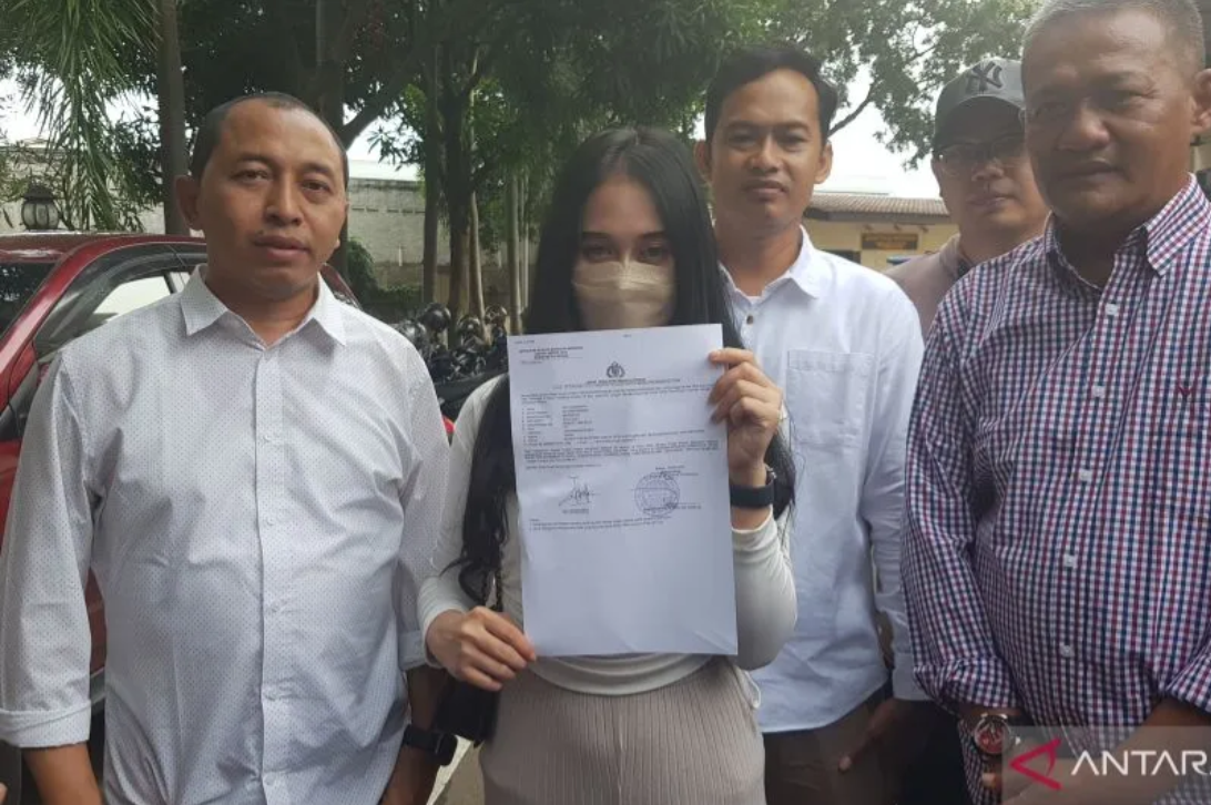 Korban dugaan kasus pelecehan seksual oknum perusahaan AD (24) melaporkan atasannya ke Mapolres Metro Bekasi pada Sabtu (6/5/2023). (ANTARA/Pradita Kurniawan Syah).