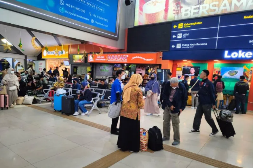 Situasi ruang tunggu Stasiun Bandung, Jawa Barat, pada saat Angkutan Lebaran 2023. (ANTARA/Ricky Prayoga)