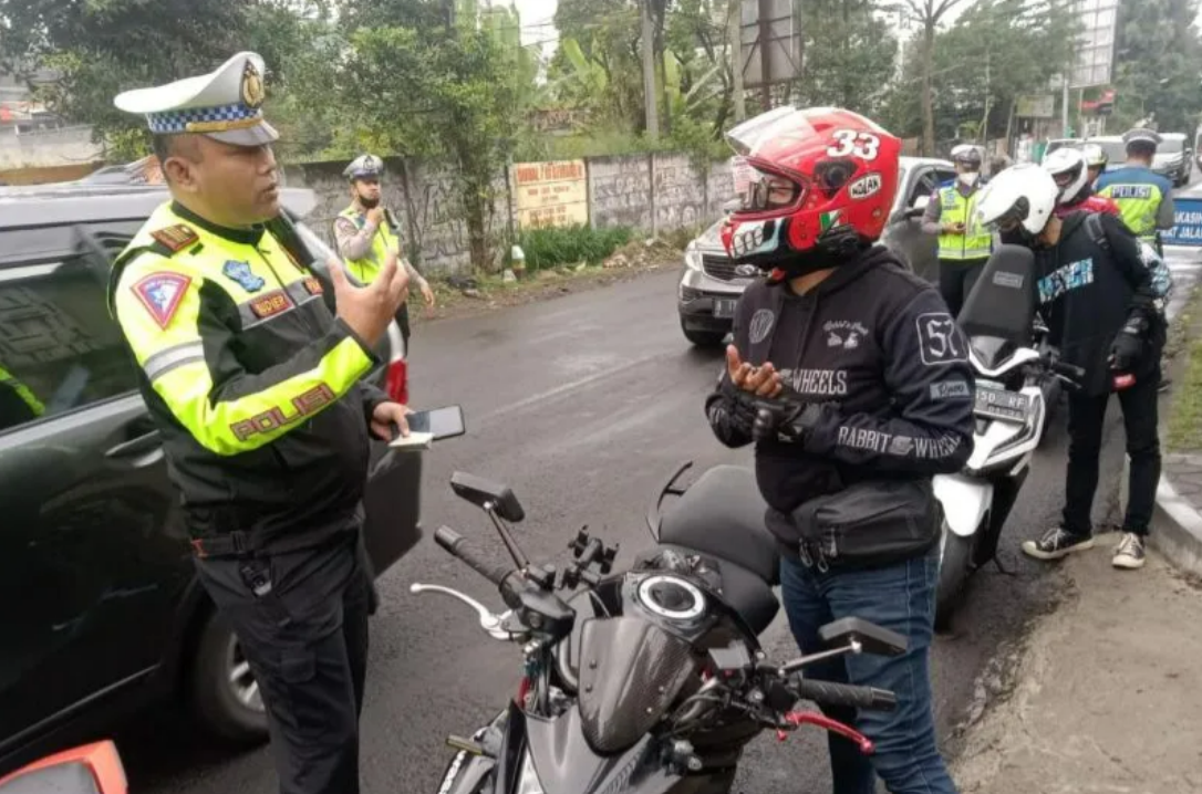 Polisi memberhentikan pengendara sepeda motor. (ANTARA/HO-Polda Jawa Barat)