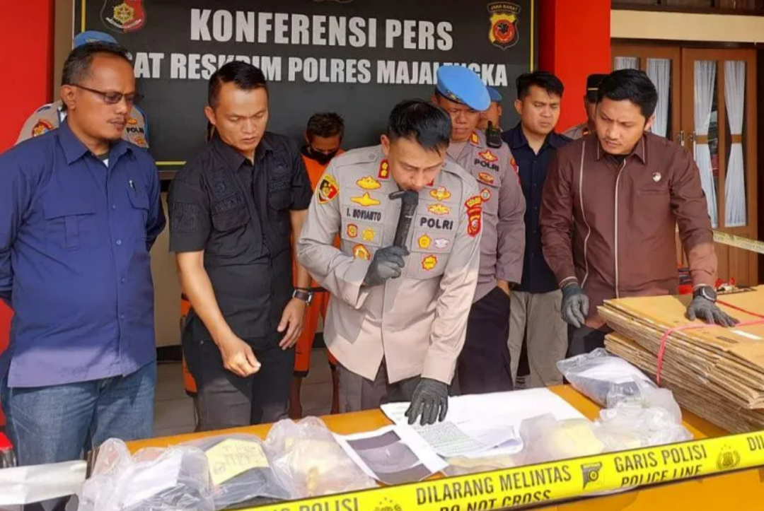 Kapolres Majalengka AKBP Indra Novianto saat menunjukkan barang bukti kepada media di Majalengka, Jawa Barat, Selasa (16/5/2023). (ANTARA/Ho-Humas Polres Majalengka)