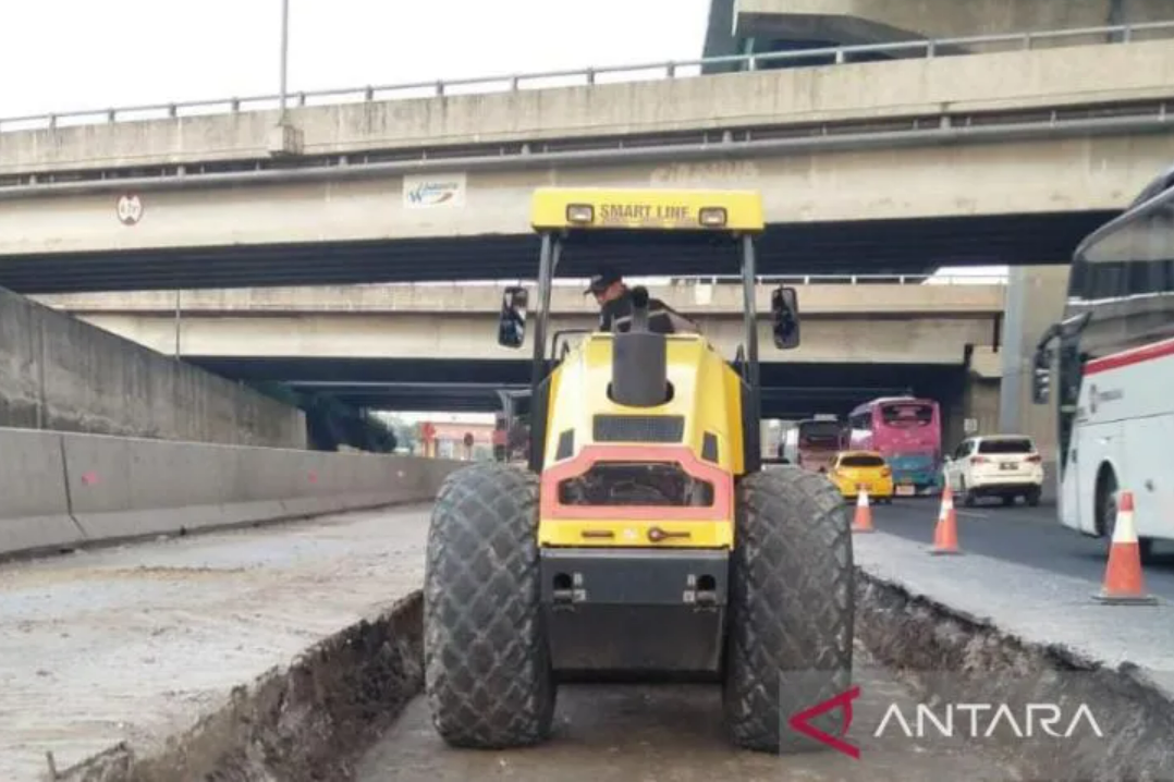 Pekerjaan rekonstruksi rigid oleh PT Jasamarga Transjawa Tol di Ruas Jalan Tol Jakarta-Cikampek. (ANTARA/Pradita Kurniawan Syah).