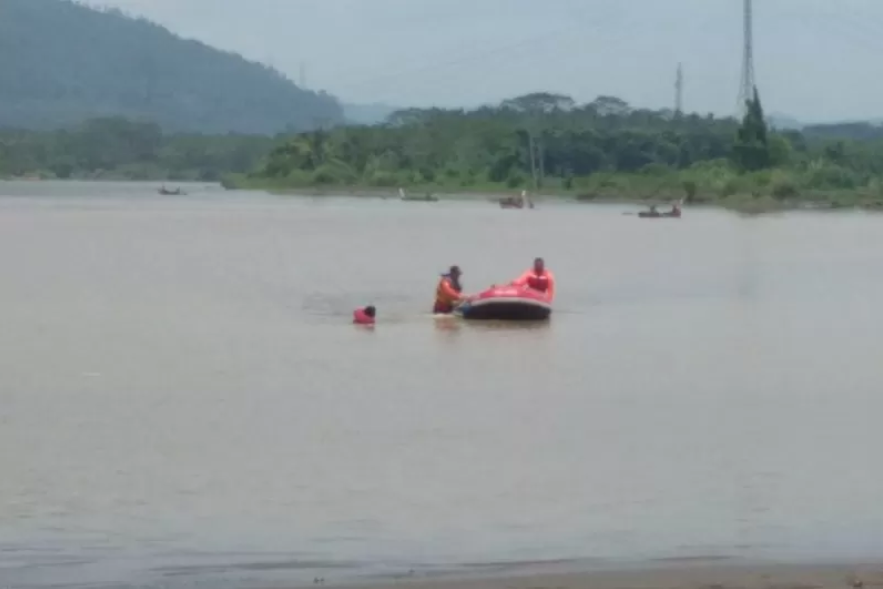 Tim SAR saat melakukan pencarian di lokasi hilang tenggelamnya korban kecelakaan sungai di Sungai Cimandiri atas nama Anang warga warga Kampung Tangkolo, RT 26/06, Desa Cibuntu, Kecamatan Simpenan, Kabupaten Sukabumi, Jabar. (Megapolitan.Antaranews.Com/Fo