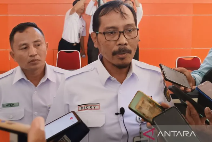 Kepala Daop 3 Cirebon Dicky Eka Priandana memberi keterangan kepada media di Cirebon, Jawa Barat, Senin (22/5/2023). (ANTARA/Khaerul Izan)