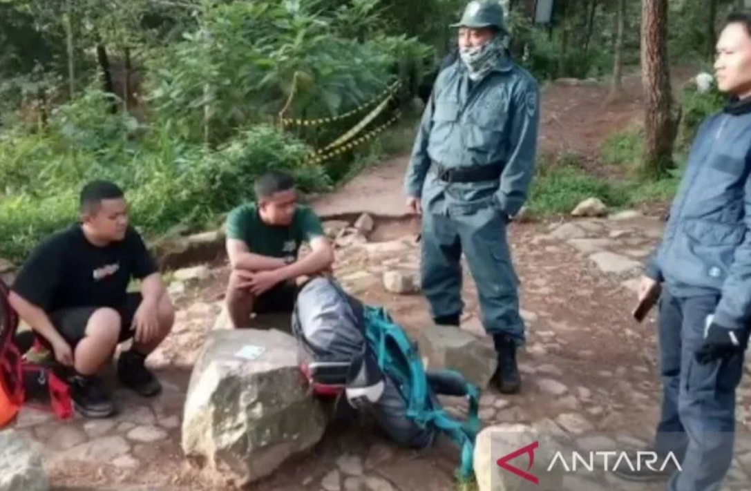 Petugas Balai Besar Taman Nasional Gunung Gede Pangrango, Cianjur, Jawa Barat, menemukan dua orang pendaki ilgel di jalur pendakian Gunung Putri yang dijatuhi sanksi 2 tahun tidak dapat mendaki gunung di Indonesia.(ANTARA/ist.)