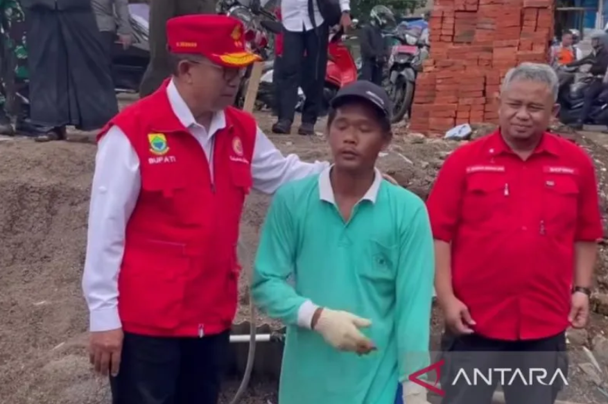 Bupati Kabupaten Cianjur, Jawa Barat, Herman Suherman, saat bertatap muka dengan tenaga tukang di Desa Benjod, Kecamatan Cugenang.(ANTARA/Ahmad Fikri)