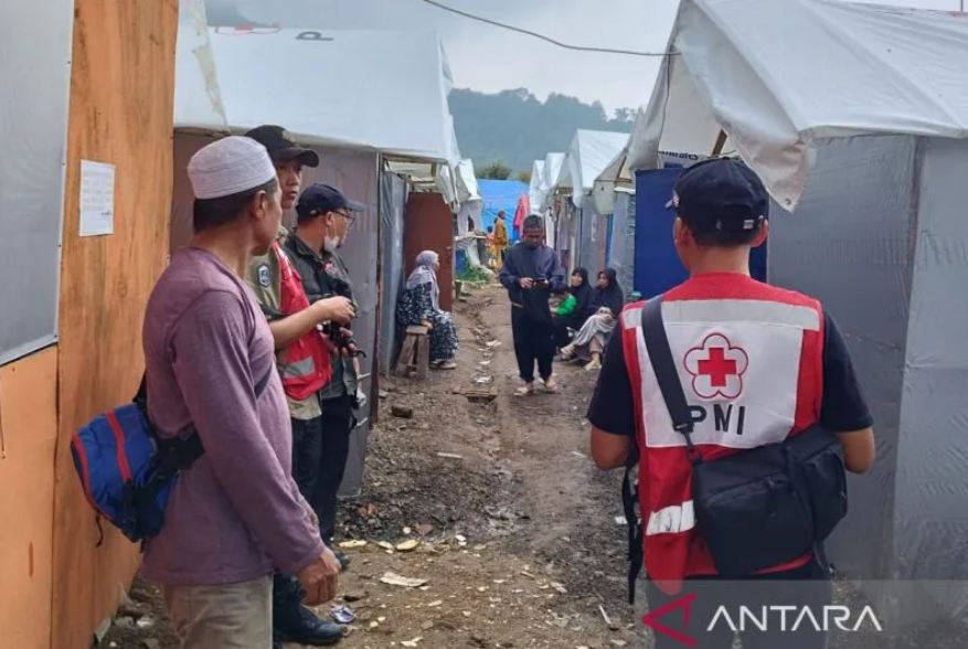 Sebagian besar warga korban gempa di Kecamatan Pacet, Kabupaten Cianjur, Jawa Barat, masih menghuni tenda dan hunian darurat karena belum mendapat bantuan stimulan dari pemerintah.(ANTARA/Ahmad Fikri).