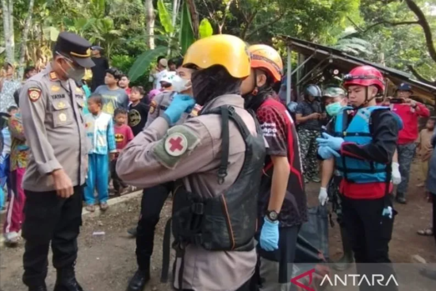 Tim SAR Evakuasi Jasad Balita Hanyut di Sungai Cianjur