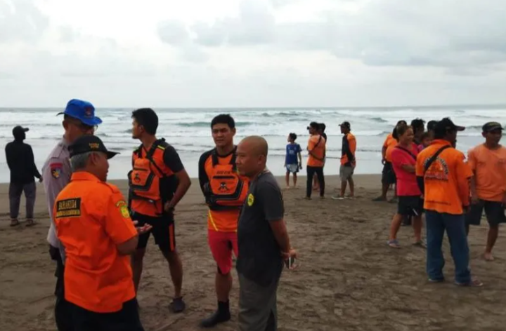 Petugas SAR gabungan bersiap melakukan pencarian seorang remaja yang hilang terseret ombak di Pantai Pangandaran, Kabupaten Pangandaran, Jawa Barat, Sabtu (3/6/2023). (ANTARA/HO-Basarnas)