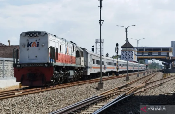  Kereta api berangkat dari Stasiun Gedebage, Kota Bandung, Jawa Barat. (ANTARA/Bagus Ahmad Rizaldi)