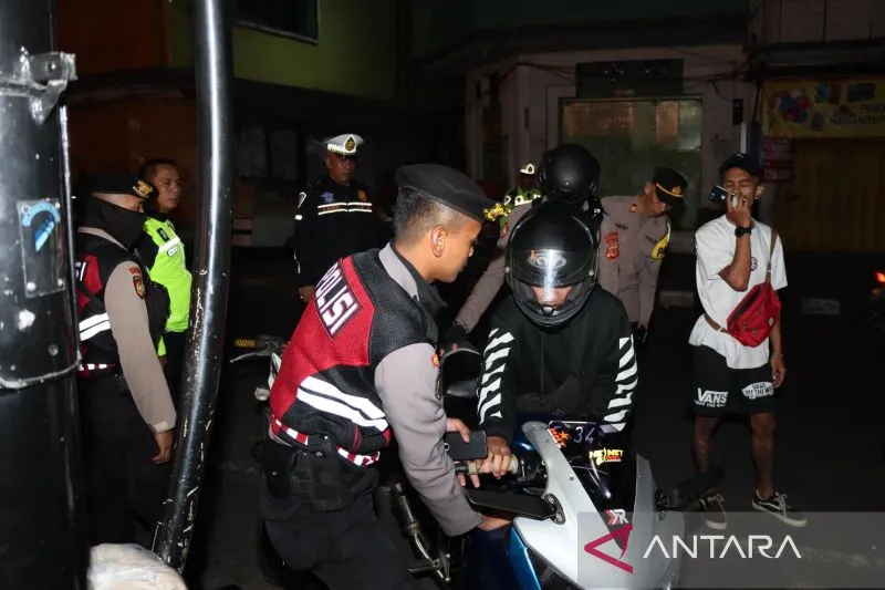 Personel gabungan dari berbagai satuan di Polres Sukabumi Kota saat memberhentikan pengendara yang sepeda motornya menggunakan knalpot bising. Antara/Aditya Rohman