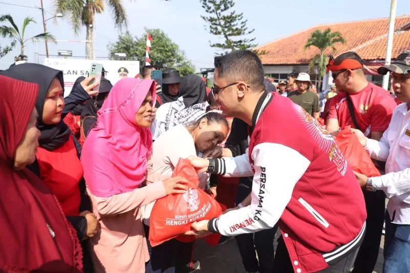 Bupati Bandung Barat Hengki Kurniawan memberikan bantuan sembako pada warga dalam rangkaian acara Peringatan Hari jadi Ke-16 Kabupaten Bandung Barat tingkat Kecamatan Padalarang, Sabtu (3/6/2023). (ANTARA/HO Pemkab Bandung Barat)