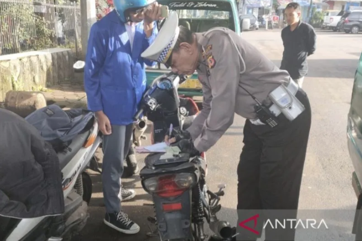 Polisi menindak pelanggar lalu lintas di Kota Bandung, Jawa Barat. ANTARA/Bagus Ahmad Rizaldi.