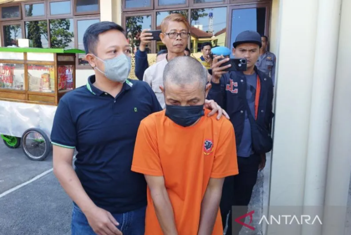 Polisi menunjukkan seorang tersangka oknum guru ngaji yang telah berbuat asusila kepada belasan muridnya di Kabupaten Garut, Jawa Barat. (ANTARA/Feri Purnama)