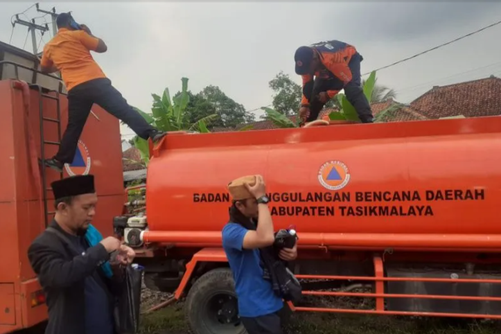Sejumlah petugas memeriksa tangki air milik BPBD Kabupaten Tasikmalaya yang siap mendistribusikan air bersih saat musim kemarau di Tasikmalaya, Jawa Barat. (ANTARA/HO-BPBD Kabupaten Tasikmalaya)