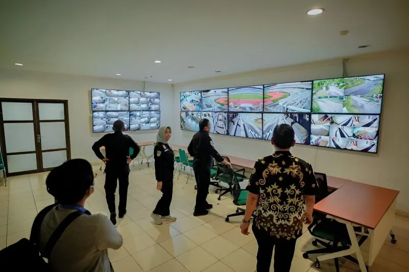oto Arsip - Tim asesmen Mabes Polri memeriksa ruang cctv yang berada di stadion Gelora Bung Tomo, Surabaya, Jumat (30/12/2022). (ANTARA/HO-Official Persebaya)