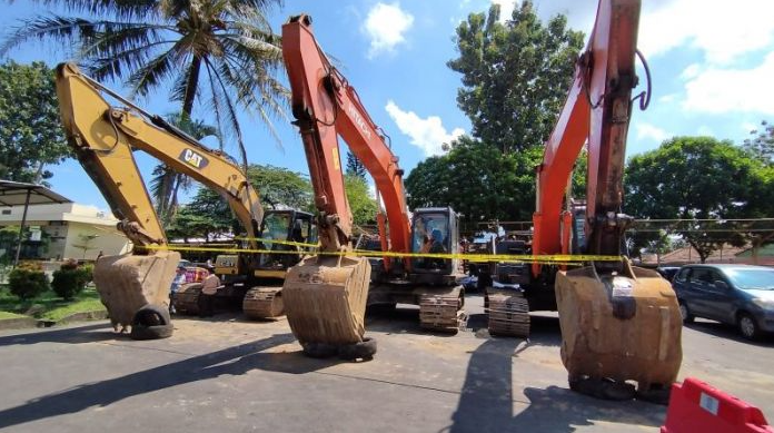 Tim gabungan Bareskrim, Polda Jabar, dan Polres Garut menangkap dua pemiliki dan menutup tambang pasir ilegal. 