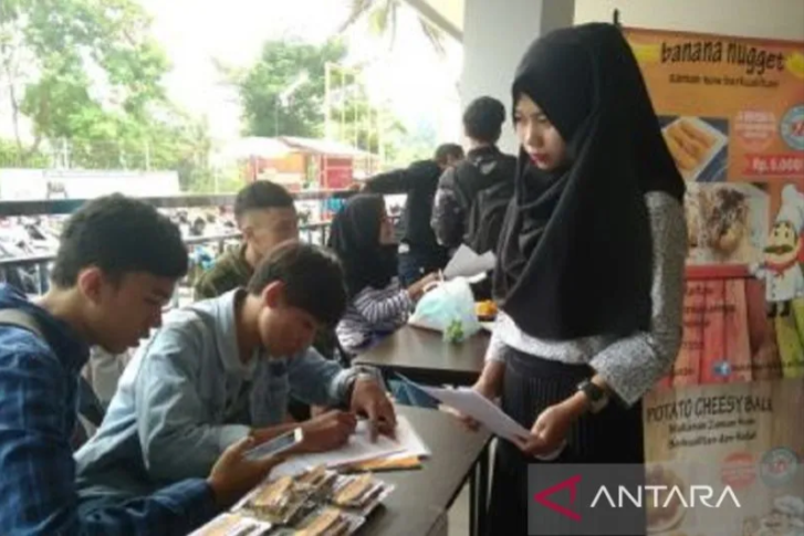  Sejumlah pencari kerja tengah mempersiapkan lamaran untuk mengikuti program bursa kerja yang diselenggarakan Pemkot Sukabumi. ANTARA/Aditya Rohman