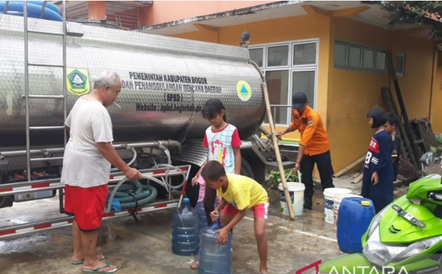 Anggota BPBD Kabupaten Bogor menyalurkan air bersih di wilayah barat Kabupaten Bogor, Jawa Barat. Antara/HO-Humas Pemkab Bogor