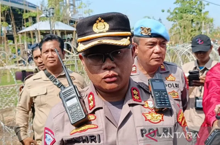 Kapolres Indramayu AKBP Fahri Siregar memberi keterangan saat akan mengamankan aksi unjuk rasa di Ponpes Al-Zaytun Indramayu, Jawa Barat, Kamis (15/6/2023). ANTARA/Khaerul Izan.