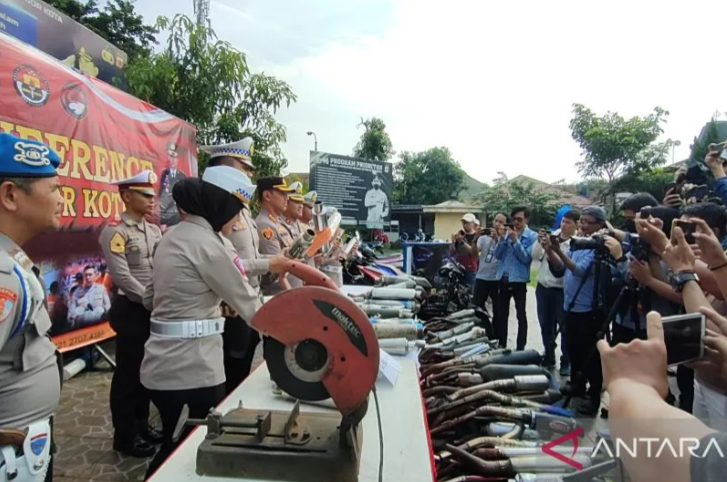 Jajaran Polresta Bogor Kota saat pengungkapan hasil sita knalpot brong di Makopolreta Kedung Halang, Kamis (15/6/2023). (ANTARA/Linna Susanti)