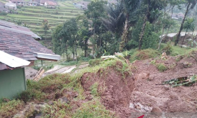 Rumah warga di Desa Bunijaya, Kecamatan Pagelaran, Kabupaten Cianjur, Jawa Barat, rusak akibat tertimpa material longsor, Senin (19/6/2023). (ANTARA/Ahmad Fikri).