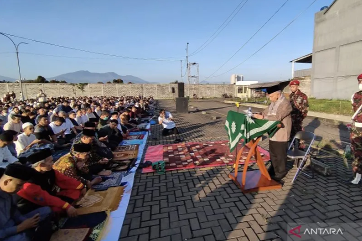  Prof. Muhammad Amien Rais menyampaikan khotbah pada pelaksanaan shalat Idul Adha 1444 Hijriah di area parkir mal Transmart Bojongsoang, Kabupaten Bandung, Provinsi Jawa Barat, Rabu (28/6/2023). (ANTARA/Bagus Ahmad Rizaldi)