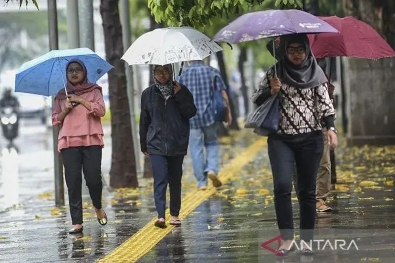 Warga menggunakan payung saat hujan di kawasan Semanggi Jakarta. (ANTARA FOTO/Nova Wahyudi/aww/aa)