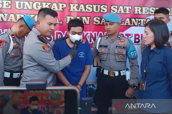 Tersangka pencabulan terhadap anak didiknya di Cirebon, Jawa Barat, Rabu, 5 Juli 2023. (ANTARA/Khaerul Izan)