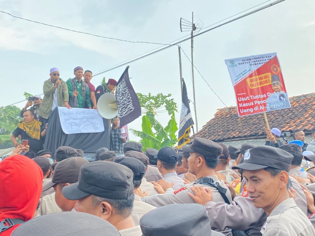 Aksi unjuk rasa yang dilakukan oleh Aliansi Santri Rakyat Indonesia (ASRI) di Pondok Pesantren Al Zaytun Indramayu. Foto: Medcom.