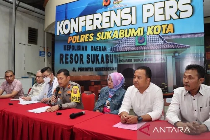 Kapolres Sukabumi Kota AKBP Ari Setyawan Wibowo (empat kanan) bersama jajaran Satreskrim Polres Sukabumi Kota dan dokter forensik RSUD R. Syamsudin Kota Sukabumi saat memberikan keterangan pers, Selasa, 11, Juli 2023. ANTARA/Aditya Rohman