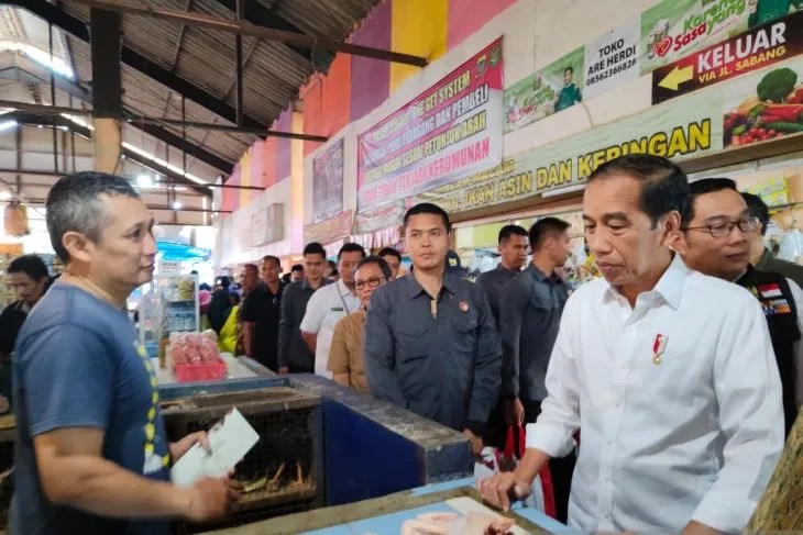 Presiden Joko Widodo (Jokowi) berbincang dengan pedagang mengenai harga pangan di Pasar Cihapit, Kota Bandung, Jawa Barat, Rabu, 12 Juli 2023. ANTARA/Ricky Prayoga